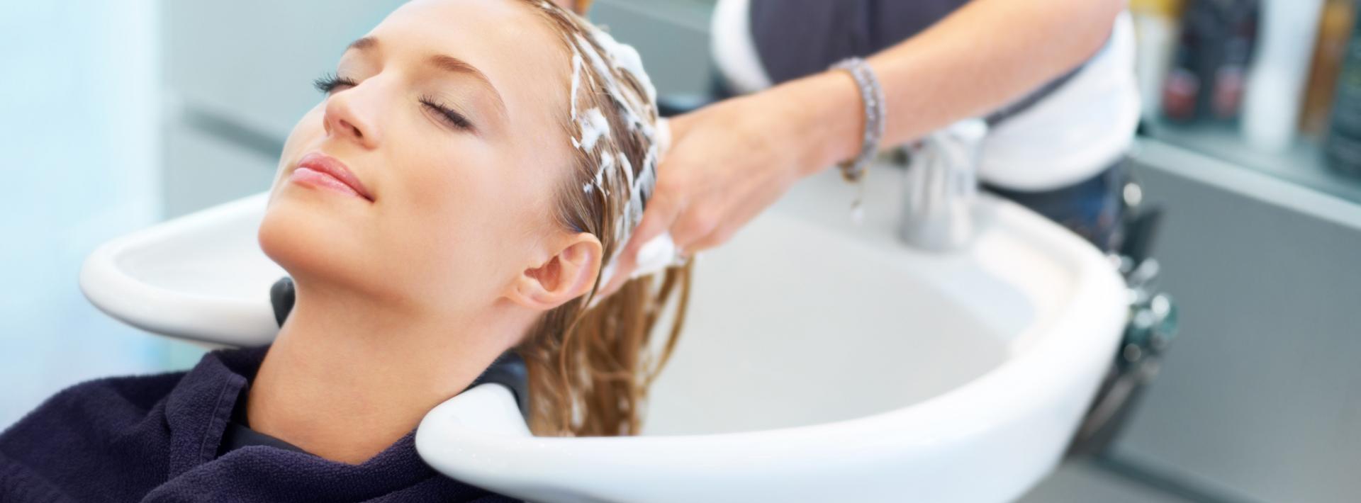 Polka trzykrotnie częściej chodzi do fryzjera niż kosmetyczki. Firmy z branży usług tego sektora miewają kłopoty z płynnością finansową
